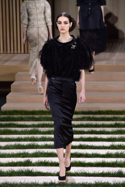 Falda negra ajustada y jersey von volumen de Chanel en la Semana de la Alta Costura de París primavera/verano 2016