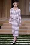 Traje tres piezas con estampado madras de Chanel en la Semana de la Alta Costura de París primavera/verano 2016