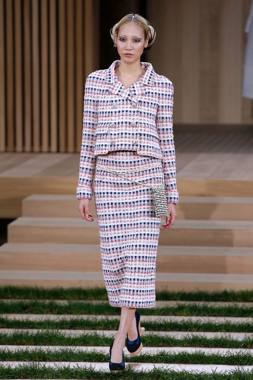 Traje tres piezas con estampado madras de Chanel en la Semana de la Alta Costura de París primavera/verano 2016