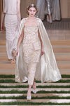 Vestido champagne y capa brilli brilli de Chanel en la Semana de la Alta Costura de París primavera/verano 2016