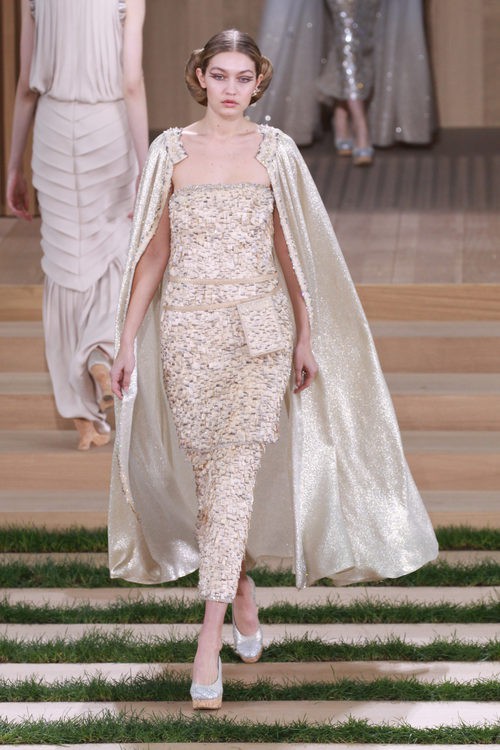 Vestido champagne y capa brilli brilli de Chanel en la Semana de la Alta Costura de París primavera/verano 2016