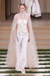 Vestido blanco con relieves y capa transparente de Chanel en la Semana de la Alta Costura de París primavera/verano 2016