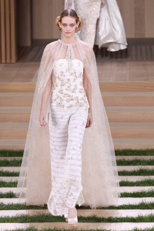 Vestido blanco con relieves y capa transparente de Chanel en la Semana de la Alta Costura de París primavera/verano 2016