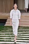 Traje blanco con falda lápiz y mangas abultadas de Chanel en la Semana de la Alta Costura de París primavera/verano 2016
