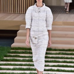 Traje blanco con falda lápiz y mangas abultadas de Chanel en la Semana de la Alta Costura de París primavera/verano 2016