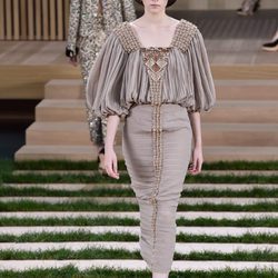 Vestido crudo con plisados y detalles en el pecho de Chanel en la Semana de la Alta Costura de París primavera/verano 2016