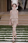Vestido crudo con cadenas doradas de Chanel en la Semana de la Alta Costura de París primavera/verano 2016