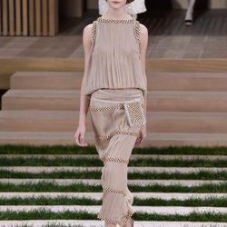 Vestido crudo con cadenas doradas de Chanel en la Semana de la Alta Costura de París primavera/verano 2016