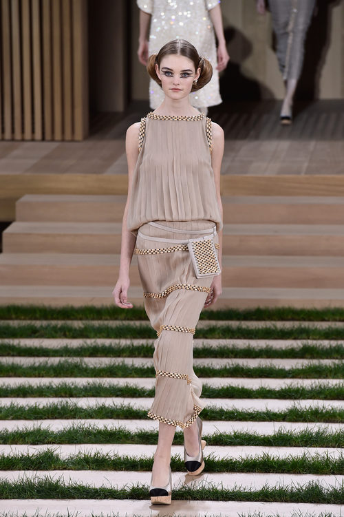 Vestido crudo con cadenas doradas de Chanel en la Semana de la Alta Costura de París primavera/verano 2016