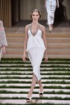 Vestido blanco asimétrico con detalles brillantes de Chanel en la Semana de la Alta Costura de París primavera/verano 2016
