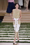 Conjunto blanco y dorado con relieve de Chanel en la Semana de la Alta Costura de París primavera/verano 2016