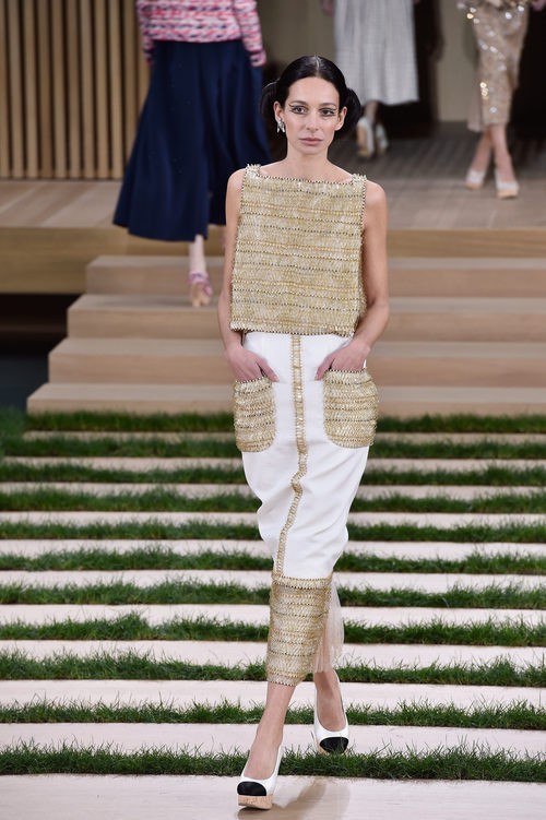 Conjunto blanco y dorado con relieve de Chanel en la Semana de la Alta Costura de París primavera/verano 2016