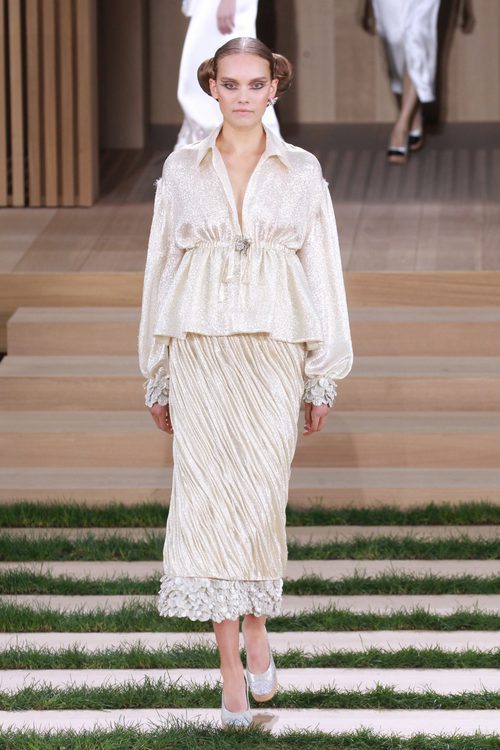 Conjunto brilli brilli con falda plisada de Chanel en la Semana de la Alta Costura de París primavera/verano 2016