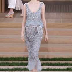 Vestido gris con encaje Chantilly de Chanel en la Semana de la Alta Costura de París primavera/verano 2016