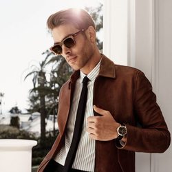 Jon Kortajarena con gafas de sol y traje sastre marrón y ella con vestido de volantes a rayas de Salvatore Ferragamo para la colección 'The Splendor of Lif