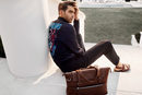 Jon Kortajarena con chaqueta de cuero de Salvatore Ferragamo para la colección 'The Splendor of Life' para primavera/verano 2016