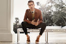 Jon Kortajarena con abrigo de ante marrón de Salvatore Ferragamo para la colección 'The Splendor of Life' para primavera/verano 2016