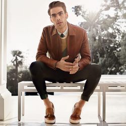 Jon Kortajarena con abrigo de ante marrón de Salvatore Ferragamo para la colección 'The Splendor of Life' para primavera/verano 2016