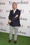 Roberto Verino con chaqueta azul marino y pantalones blancos