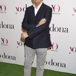 Roberto Verino con chaqueta azul marino y pantalones blancos