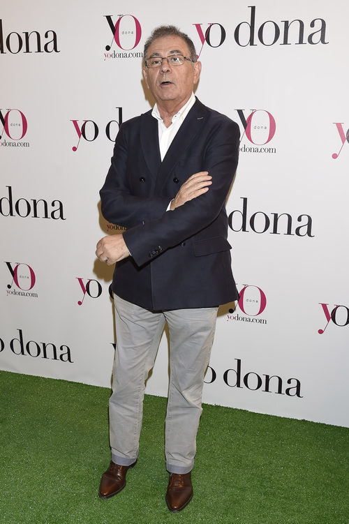 Roberto Verino con chaqueta azul marino y pantalones blancos