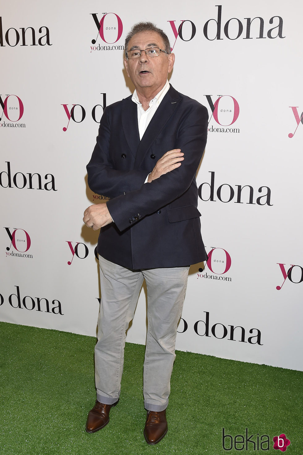 Roberto Verino con chaqueta azul marino y pantalones blancos
