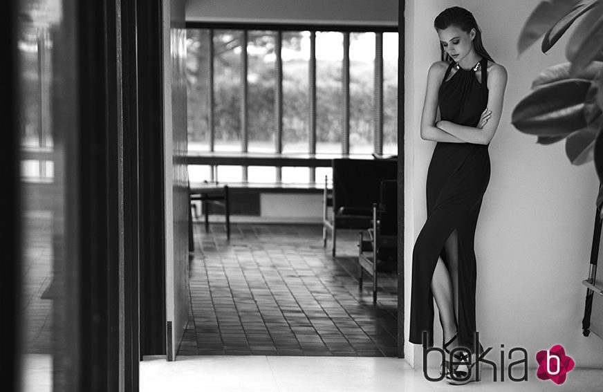 Vestido largo negro con abertura lateral en la falda de Andrés Sardá para primavera/verano 2016
