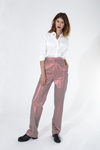 Pantalones con lentejuelas rojas y camisa blanca de 2nd LAB by 2nd Skin para primavera/verano 2016