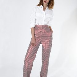 Pantalones con lentejuelas rojas y camisa blanca de 2nd LAB by 2nd Skin para primavera/verano 2016