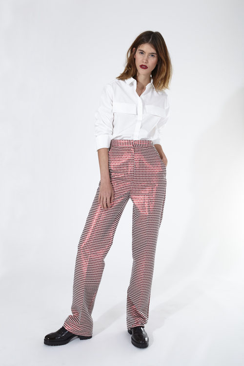 Pantalones con lentejuelas rojas y camisa blanca de 2nd LAB by 2nd Skin para primavera/verano 2016