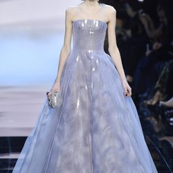 Vestido corte princesa violeta de Armani en la Semana de la Moda de Alta Costura de París primavera/verano 2016