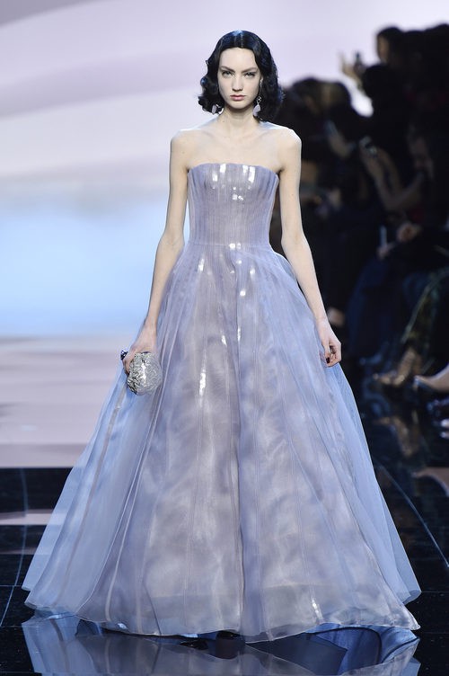 Vestido corte princesa violeta de Armani en la Semana de la Moda de Alta Costura de París primavera/verano 2016
