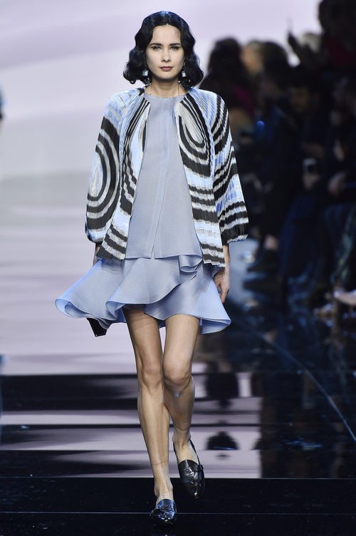 Vestido corto con volantes y kimono de Armani en la Semana de la Moda de Alta Costura de París primavera/verano 2016