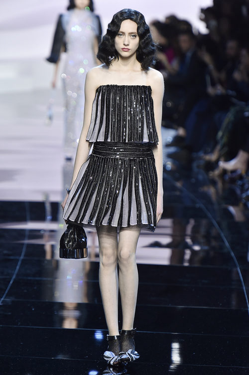 Vestido corto con flecos negros de Armani en la Semana de la Moda de Alta Costura de París primavera/verano 2016