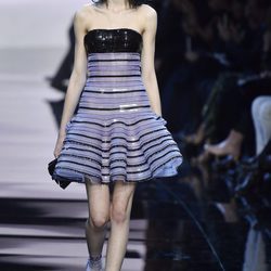 Vestido corto con cuerpo negro y falda violeta de Armani en la Semana de la Moda de Alta Costura de París primavera/verano 2016