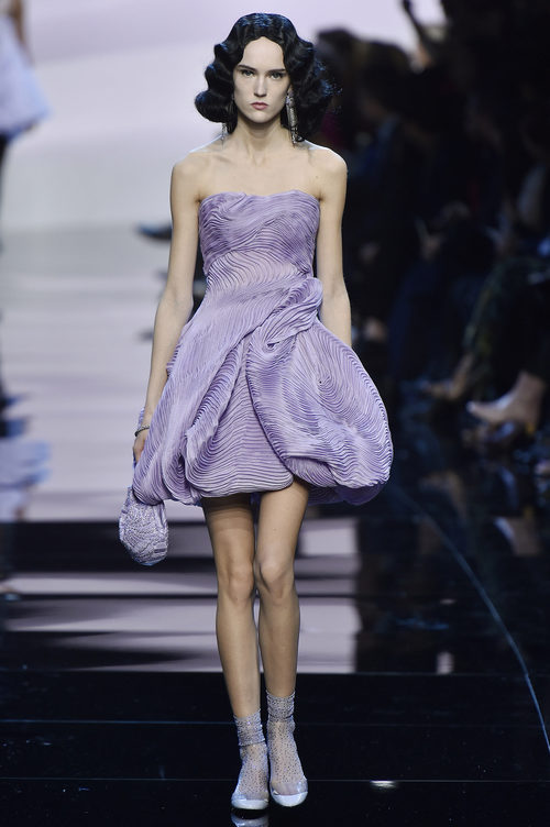 Vestido corto asimétrico violeta de Armani en la Semana de la Moda de Alta Costura de París primavera/verano 2016
