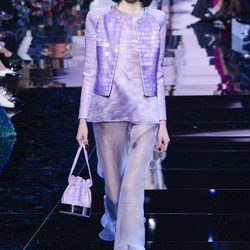 Traje violeta con pantalones campana de Armani en la Semana de la Moda de Alta Costura de París primavera/verano 2016