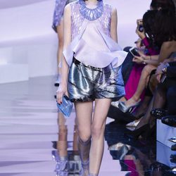 Shorts plateados y blusa violeta de Armani en la Semana de la Moda de Alta Costura de París primavera/verano 2016