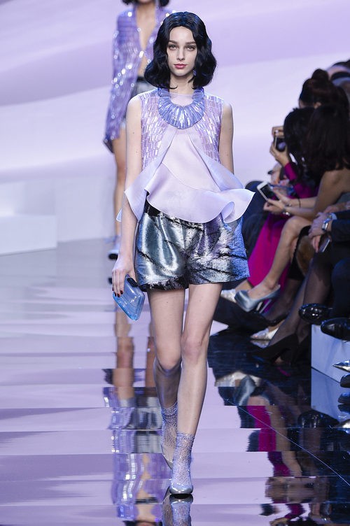 Shorts plateados y blusa violeta de Armani en la Semana de la Moda de Alta Costura de París primavera/verano 2016