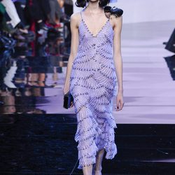 Vestido largo estilo años 20 con superposición de volantes plisados de Armani en la Semana de la Moda de Alta Costura de París primavera/verano 2016