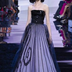 Vestido corte princesa con detalle negro en la falda de Armani en la Semana de la Moda de Alta Costura de París primavera/verano 2016