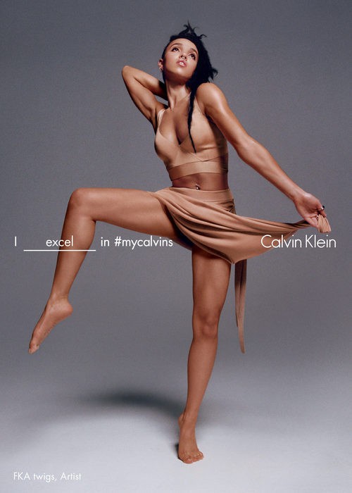 FKA twigs con sujetador deportivo nude de Calvin Klein para la colección primavera/verano 2016