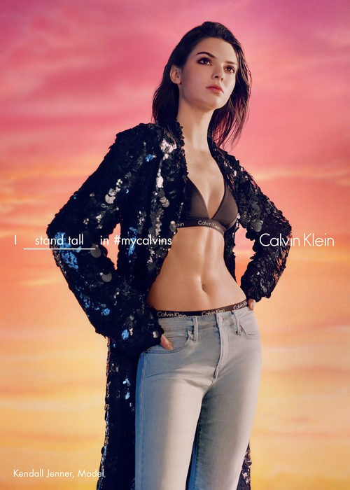 Kendall Jenner con sujetador negro de Calvin Klein para la colección primavera/verano 2016