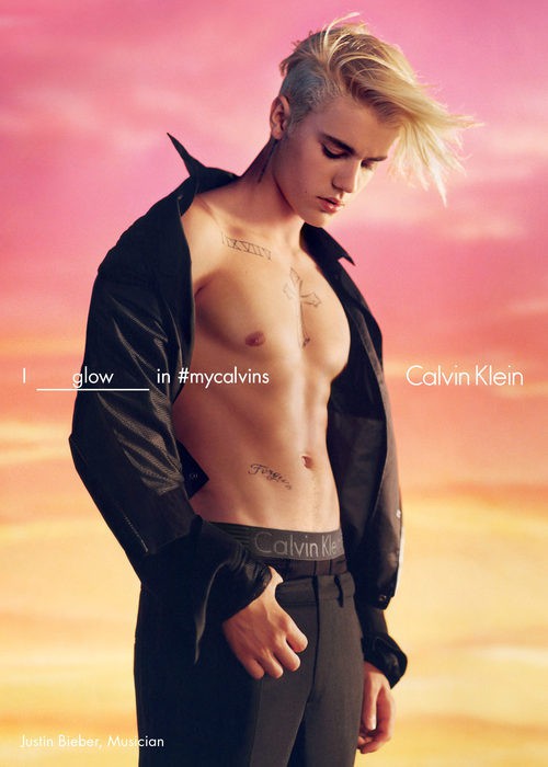 Justin Bieber en total black de Calvin Klein para la colección primavera/verano 2016