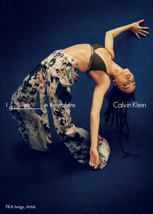 FKA twigs con sujetador deportivo negro y pantalones palazzo estampados de Calvin Klein para la colección primavera/verano 2016
