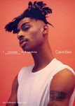Jan Gatewood con camiseta blanca sin managas de Calvin Klein para la colección primavera/verano 2016
