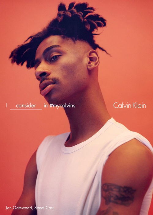 Jan Gatewood con camiseta blanca sin managas de Calvin Klein para la colección primavera/verano 2016