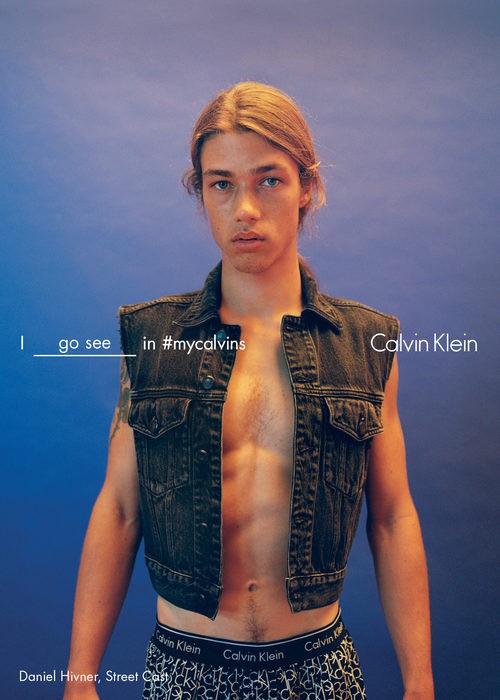 Daniel Hivner con boxer estampado y chaleco denim de Calvin Klein para la colección primavera/verano 2016