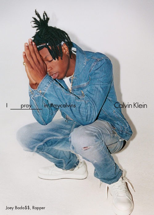 Joey Bada con look total denim de Calvin Klein para la colección primavera/verano 2016