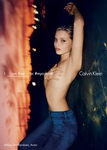 Abbey Lee con jean de Calvin Klein para la colección primavera/verano 2016